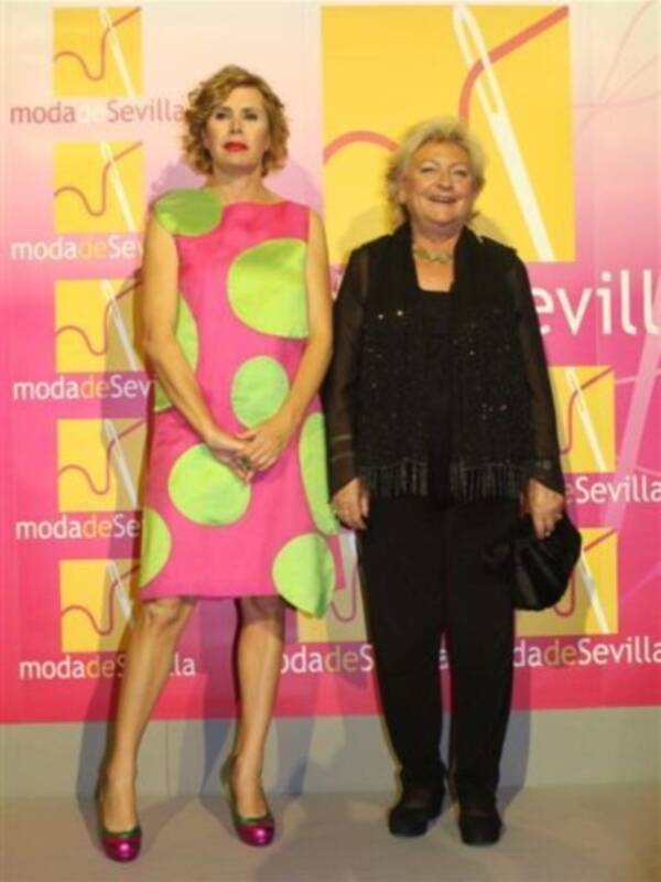 Agatha Ruiz de la Prada recibe en Sevilla un premio por su dedicación a la moda