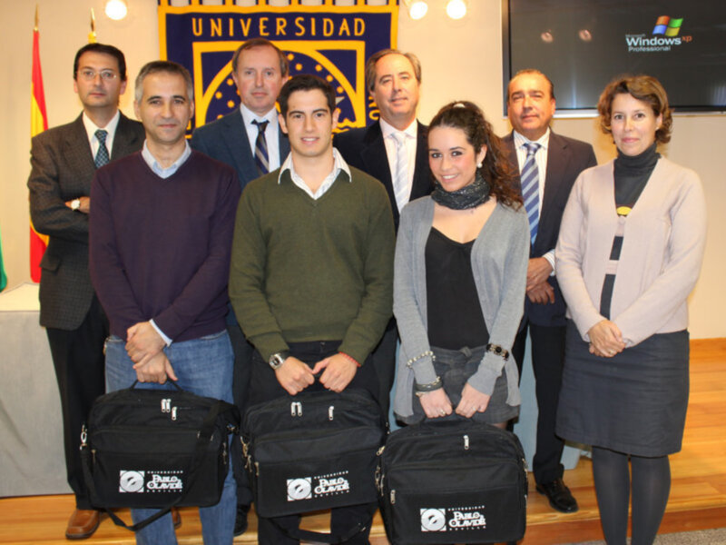 La UPO entrega los Premios de la Olimpiada de Economía a dos estudiantes de la Facultad de Ciencias Empresariales