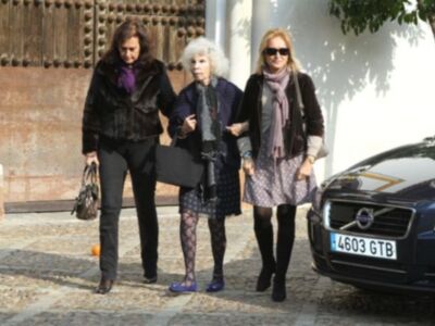 Rafael Medina con su mujer y su hermano Luis asisten a la misa funeral por su tío Luis en el palacio de Pilatos de Sevilla