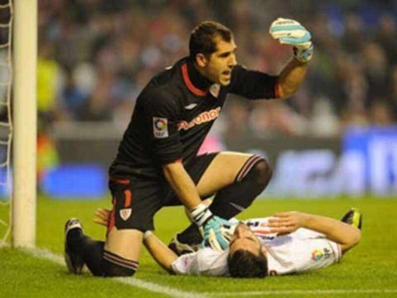 Un desafortunado Sevilla se deja tres puntos de oro ante el Athletic (2-0)