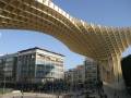 Arco Metropolitano, Sevilla. Arquitectura moderna con estructura de metal y madera. Edificios colgantes en el fondo.