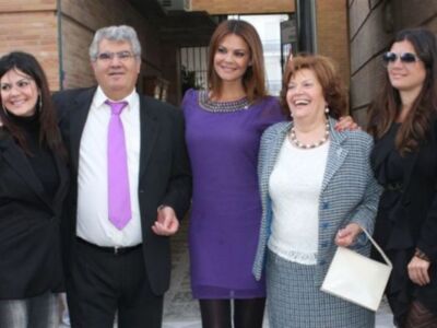 María José Suárez homenajeada por su pueblo natal acompañada de toda su familia