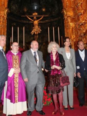 Curro Romero, primera salida pública tras salir del hospital para hacerse hermano del cachorro junto a Carmen Tello y Cayetana de Alba