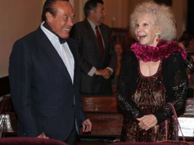 Curro Romero, primera salida pública tras salir del hospital para hacerse hermano del cachorro junto a Carmen Tello y Cayetana de Alba