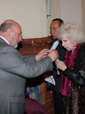 Curro Romero, primera salida pública tras salir del hospital para hacerse hermano del cachorro junto a Carmen Tello y Cayetana de Alba
