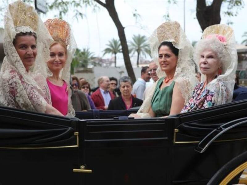 La Duquesa de Alba, con mantilla, madrina de la exhibición de enganches  