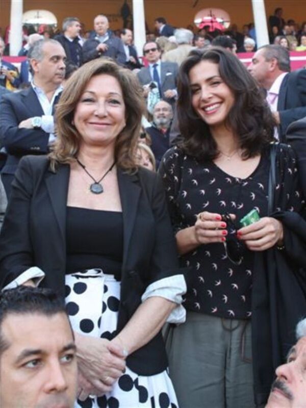 Ana Rosa Quintana de lunares en los toros junto a su marido Juan Muñoz