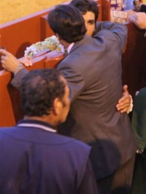 El abrazo de Fran Rivera y Cayetano en la maestranza