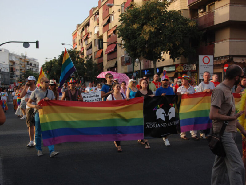 HOY, DÍA DEL ORGULLO GAY. EN SEVILLA LA CABALGATA GAY REIVINDICO SALUD E IGUALDAD POR DERECHO.