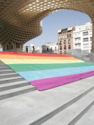 La bandera arcoiris toma los monumentos de Sevilla