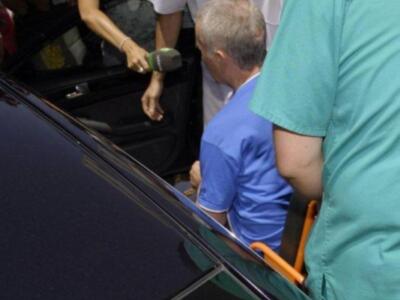 Ortega Cano dado de alta mucho más delgado, pelo corto canoso, agradecido y con un rosario 