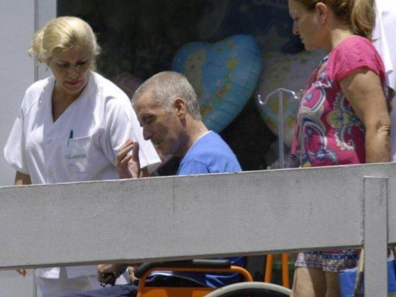 Ortega Cano dado de alta mucho más delgado, pelo corto canoso, agradecido y con un rosario 