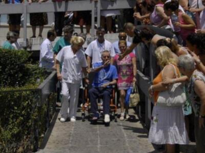 Ortega Cano dado de alta mucho más delgado, pelo corto canoso, agradecido y con un rosario 