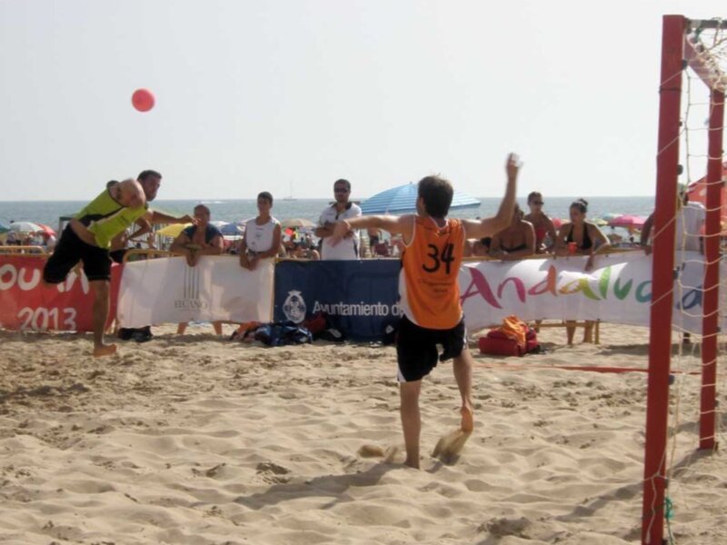 Balonmano Playa: Alcalá y Las Mochilo triunfan en el Ramón de Carranza
