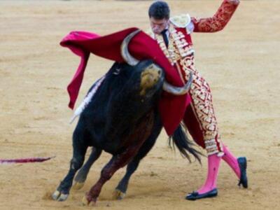 Susto y voltereta de José Tomás que sufrió una cogida en Huelva sin consecuencias