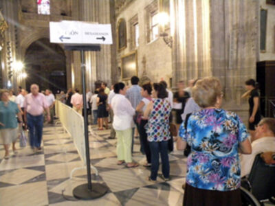 Sevilla se rinde a sus pies. (Reina de los Reyes)