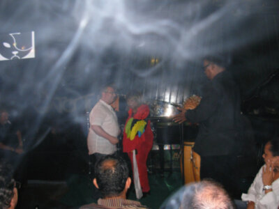 El genio de Juana Bacallao brilla todos los viernes en el emblemático El Gato Tuerto