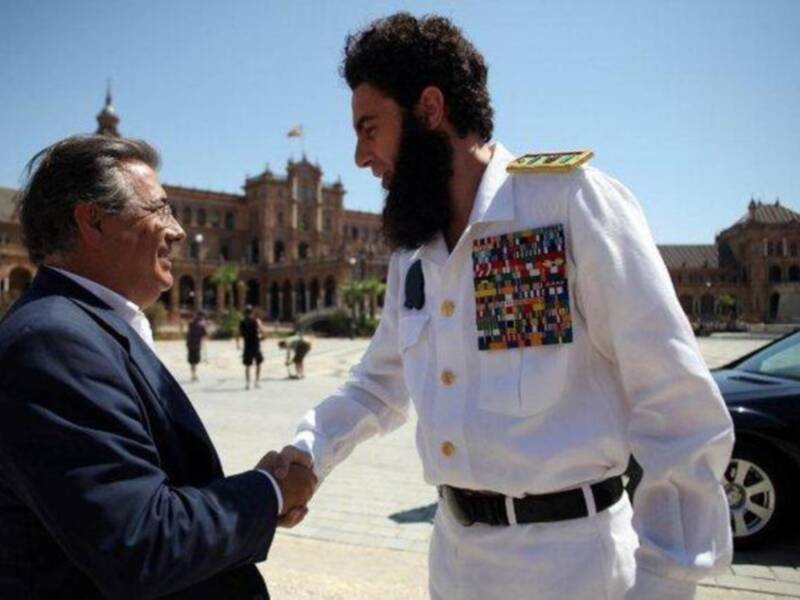 Sacha Baron Cohen rueda EL DICTADOR en la Plaza de España de Sevilla