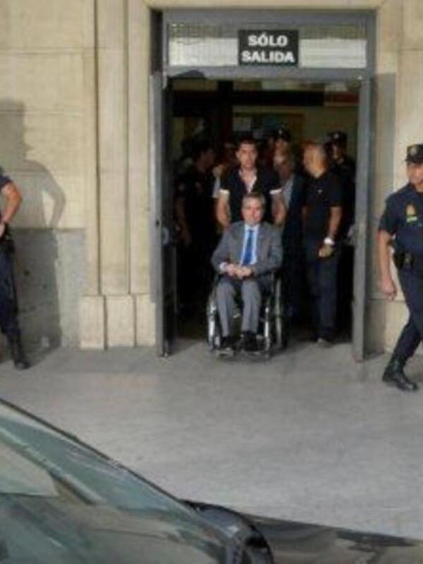 Ortega Cano reaparecio para declarar ante el juez sereno, vestido de chaqueta y corbata , convaleciente y en silla de ruedas junto a su hijo Jose Fernando