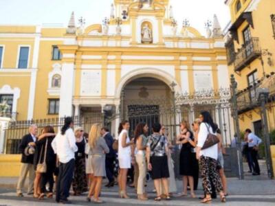 Litri, Carolina Herrera, Curro Romero, Carmen Tello acompañan a Julio Aparicio en el entierro de su madre la bailaora Maleni Loreto en Sevilla
