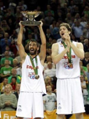 El príncipe Felipe felicita a la selección española de baloncesto en el vestuario tras quedar campeones de Europa por segunda vez consecutiva