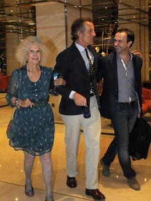 La Duquesa de Alba por primera vez en Sevilla con Alfonso Diez tras dar la noticia de su boda