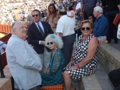 La Duquesa de Alba por primera vez en Sevilla con Alfonso Diez tras dar la noticia de su boda