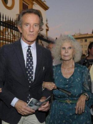 La Duquesa de Alba por primera vez en Sevilla con Alfonso Diez tras dar la noticia de su boda