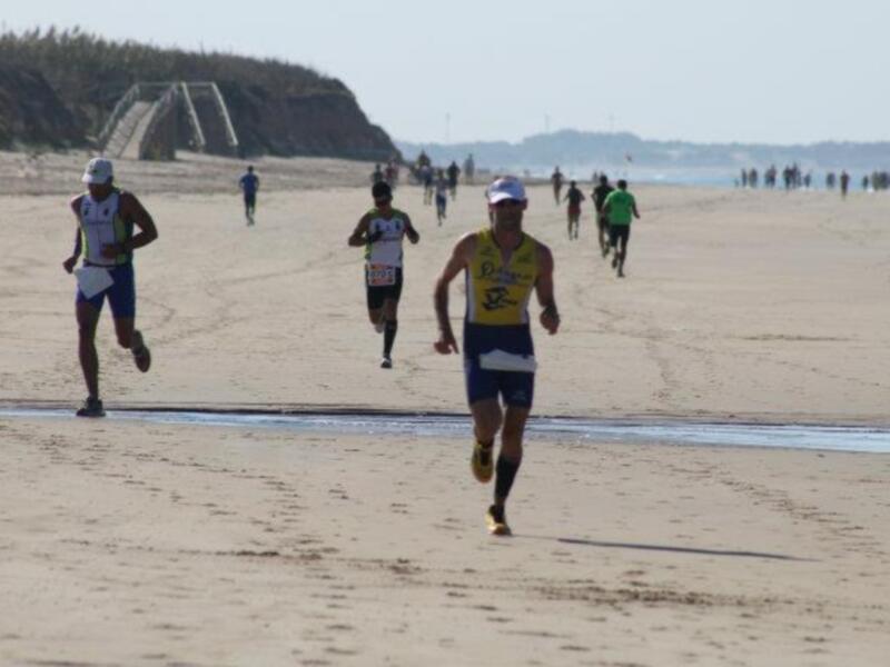 Gran éxito de participación en el triatlón de entreno celebrado el pasado domingo en las playas locales(Chipiona)