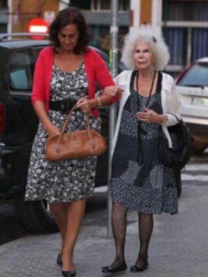 Duquesa de Alba y Carmen Tello en la misa del funeral de la madre de Julio Aparicio