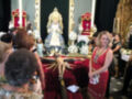 Celebración religiosa con la imagen de la Virgen y el Cristo crucificado en un altar adornado.
