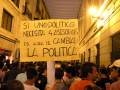 Una manifestación en una calle con carteles que dicen "Si un político necesita 4 asesores, es hora de cambiar la política".
