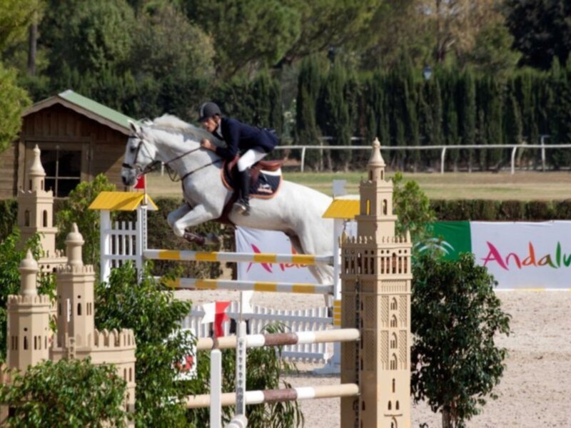 Los Jinetes de Pineda dominan la primera jornada del Campeonato de Andalucía de Saltos