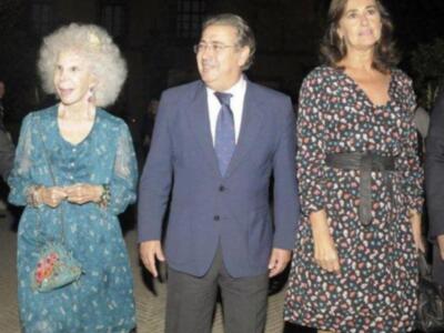 La duquesa de Alba asiste a su primera acto público tras su boda acompañada de Carmen Tello