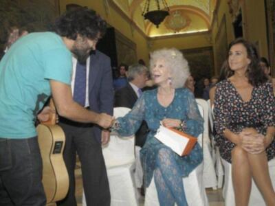 La duquesa de Alba asiste a su primera acto público tras su boda acompañada de Carmen Tello