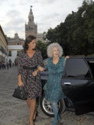 La duquesa de Alba asiste a su primera acto público tras su boda acompañada de Carmen Tello