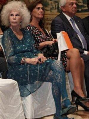 La duquesa de Alba asiste a su primera acto público tras su boda acompañada de Carmen Tello