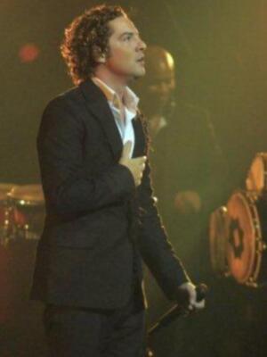 David Bisbal se refugia en el trabajo y en buenas amigas tras su enfrentamiento con Elena Tablada