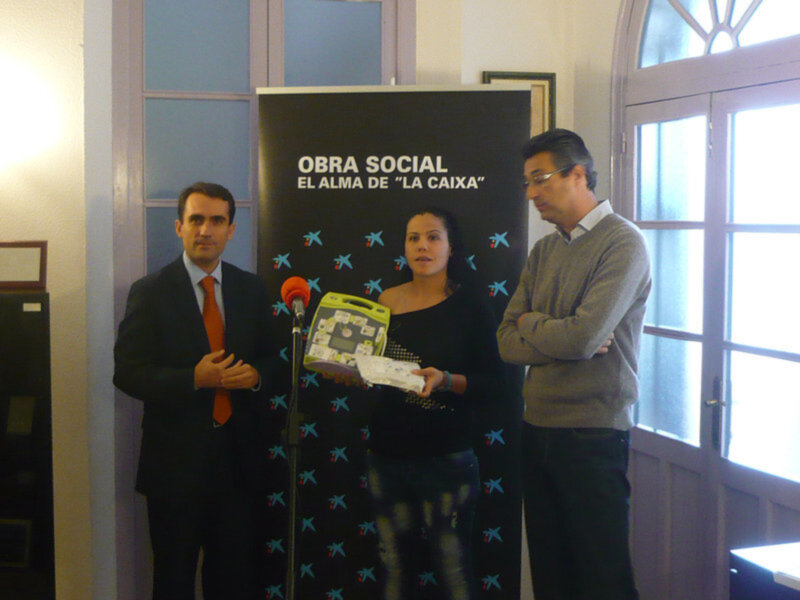 Las instalaciones deportivas de la localidad cuentan desde hoy con un desfibrilador donado por la obra social de La Caixa.(Chipiona)