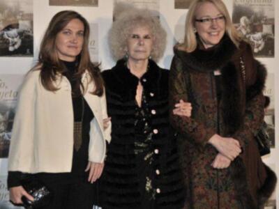 La duquesa de Alba presenta por fin sus memorias con su marido y tres de sus hijos