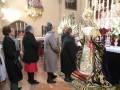 Adoración a la Virgen en una iglesia durante una ceremonia religiosa.