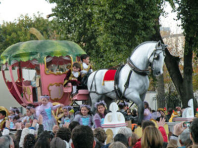 Los Reyes Magos repartieron  ilusión por el barrio de Triana.