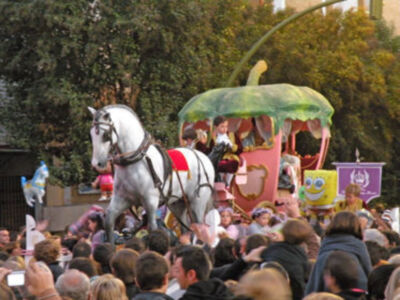 Los Reyes Magos repartieron  ilusión por el barrio de Triana.