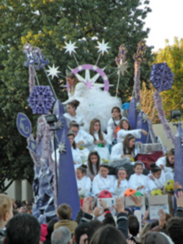 Los Reyes Magos repartieron  ilusión por el barrio de Triana.