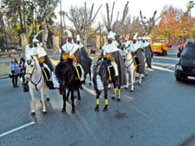 Los Reyes Magos de Oriente recorrieron las calles de sevillana.