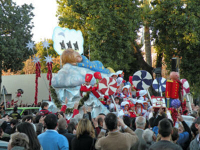 Los Reyes Magos repartieron  ilusión por el barrio de Triana.