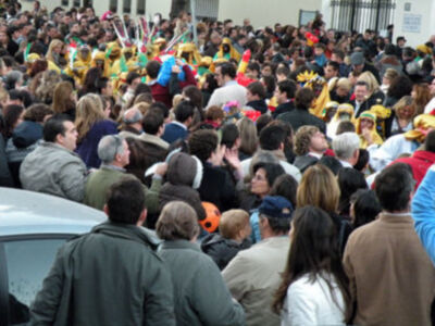 Los Reyes Magos repartieron ilusión por el barrio de Triana.