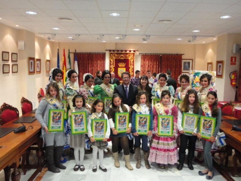 Un salón de plenos abarrotado acoge la presentación ofical del carnaval de Chipiona 2012 
