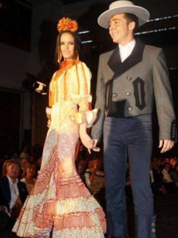 Gloria Camila cumple 16 años sobre la pasarela ante la orgullosa mirada de su padre y su hermano que regreso de Irlanda