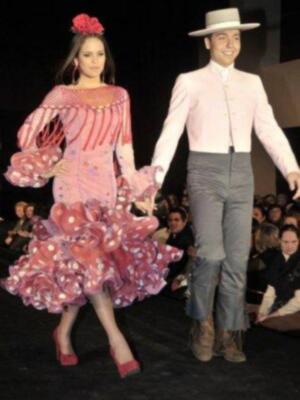 Gloria Camila cumple 16 años sobre la pasarela ante la orgullosa mirada de su padre y su hermano que regreso de Irlanda